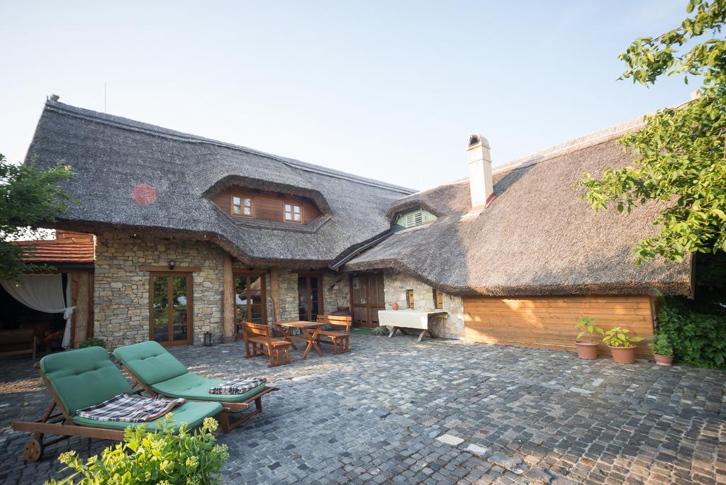 Juhfark Fogado Es Borhaz Bed & Breakfast Balatoncsicso Exterior photo